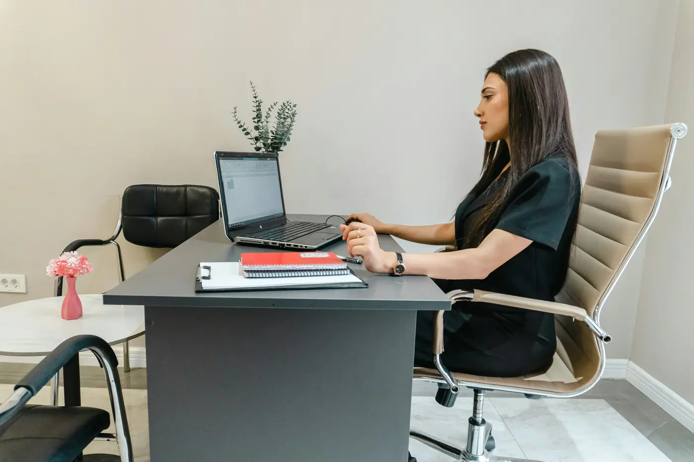 Persona trabajando con un portátil en una oficina